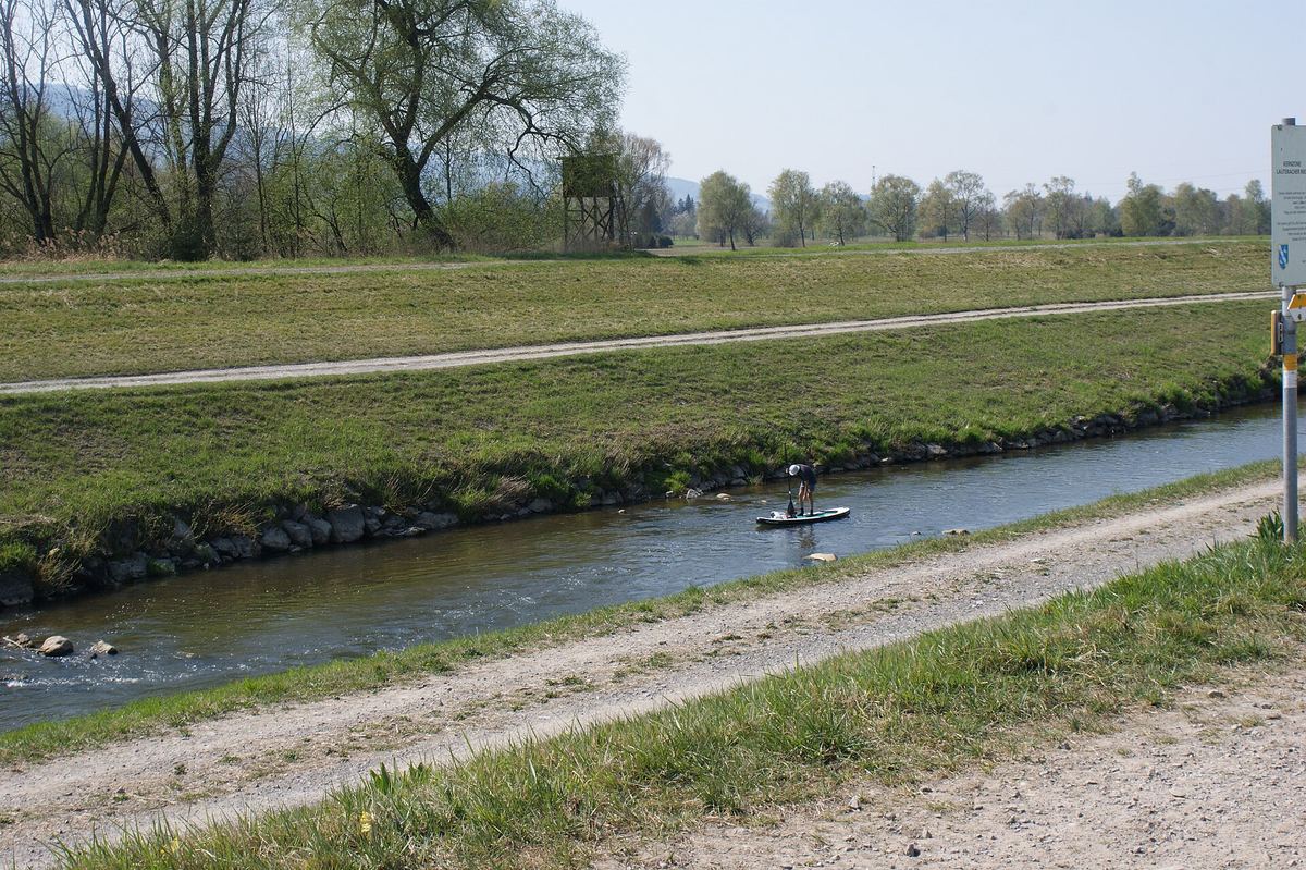 Stand Up Paddler auf einem ruhigen Fluss